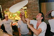 kennzeichnend: fliegende Pizzen (Foto: Martin Schmitz)